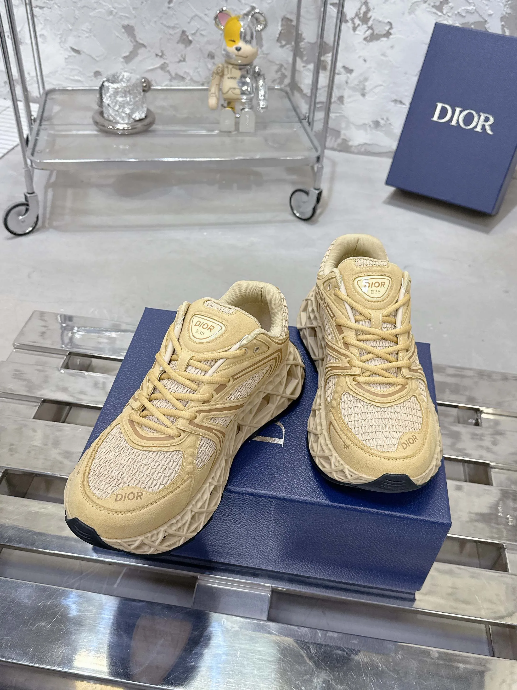 Factory price 780💰 Top version! ! ! Dior (B35) DIOR spring and summer men's wear show, the show was held at the Valle de Grasse School in Paris. Kim Jones drew inspiration from the works of South African artist Hylton Nel. The details of the shoes, clog soles and tribal elements, cleverly blended luxury craftsmanship and practicality, with fresh childishness and bright temperament, creating a new season hot spot. Dior KAWA Dior co-branded casual sports shoes reinterpret running shoes with Dior's high-end style. B35 is made of fine-textured leather and mesh fabric materials. It can be worn in all seasons, is comfortable and breathable, and has multiple lines on the shoe body to outline details. It has a full retro three-dimensional feel and can create a casual look all year round! Fabric: Cowhide/customized cloth material Lining: Imported breathable mesh Outsole: Original molded outsole Size: 39-46 (customized at 45.46)